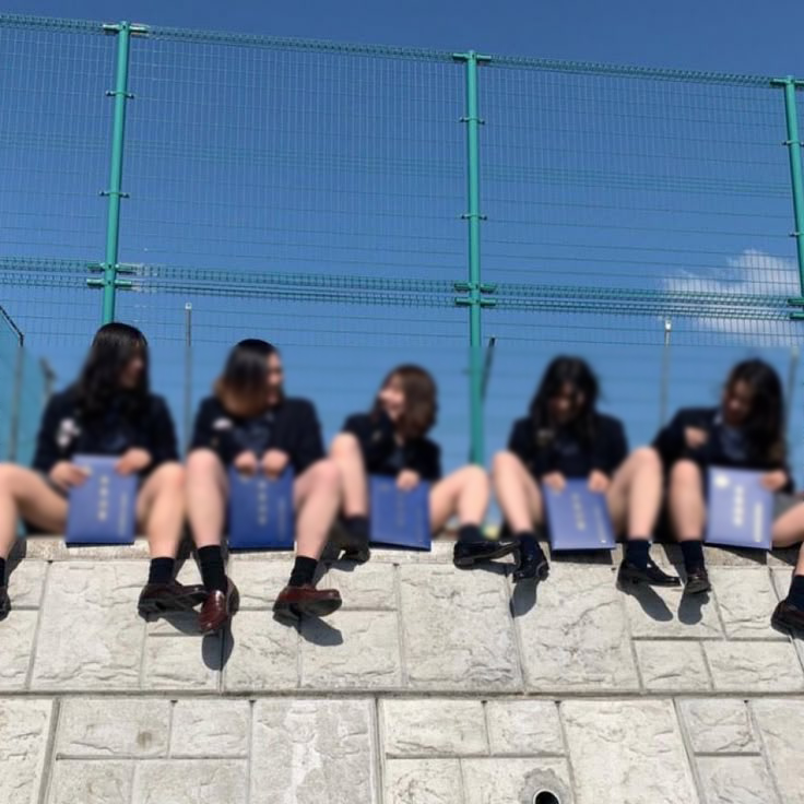 JK卒業式のパンチラと太もも画像!集合写真でもエロいミニスカに目がいってしまうぜ(*゜∀゜)=3016