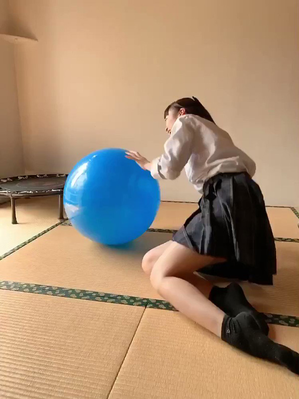 バランスボール パンチラ画像005