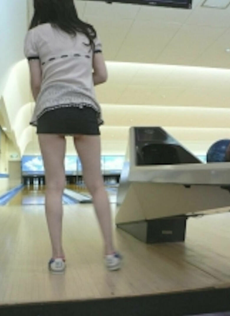 ボウリング パンチラ!ボールよりもパンツが気になって仕方ないぜ!!013