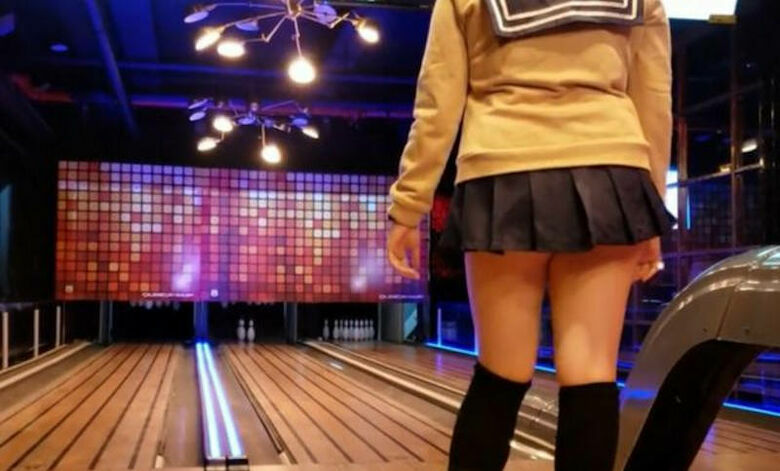 ボウリング パンチラ!ボールよりもパンツが気になって仕方ないぜ!!023