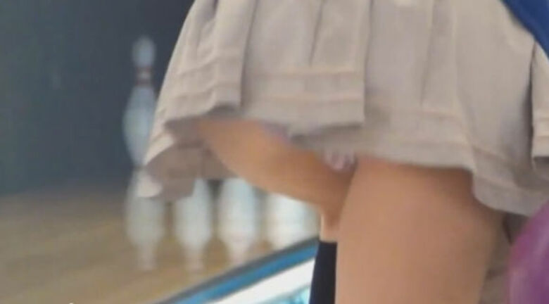 ボウリング パンチラ!ボールよりもパンツが気になって仕方ないぜ!!026