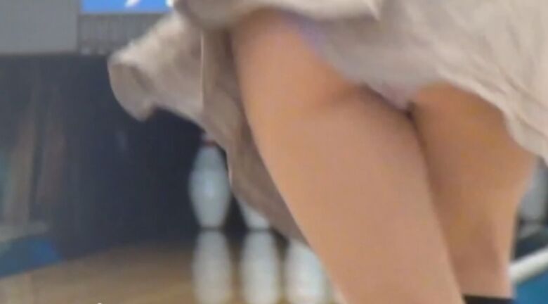 ボウリング パンチラ!ボールよりもパンツが気になって仕方ないぜ!!028