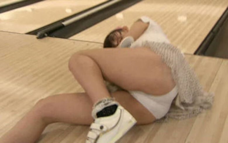 ボウリング パンチラ!ボールよりもパンツが気になって仕方ないぜ!!033