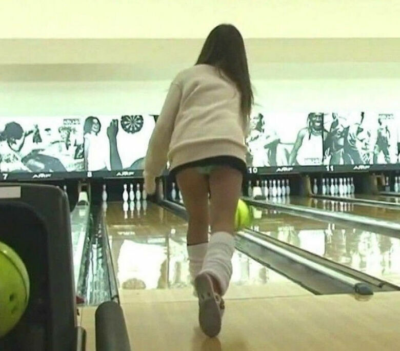 ボウリング パンチラ!ボールよりもパンツが気になって仕方ないぜ!!037