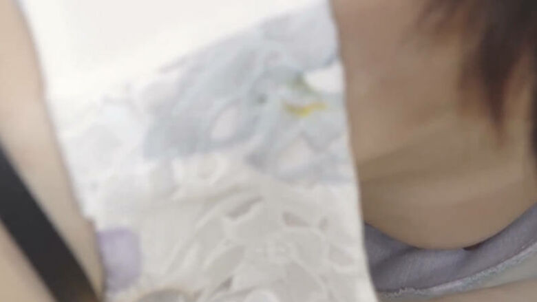 胸ちら動画像386枚!エロい胸チラ盗撮の巨乳人妻に素人JKおっぱい 乳首ポロリや谷間が抜ける!!【動画あり】024枚目