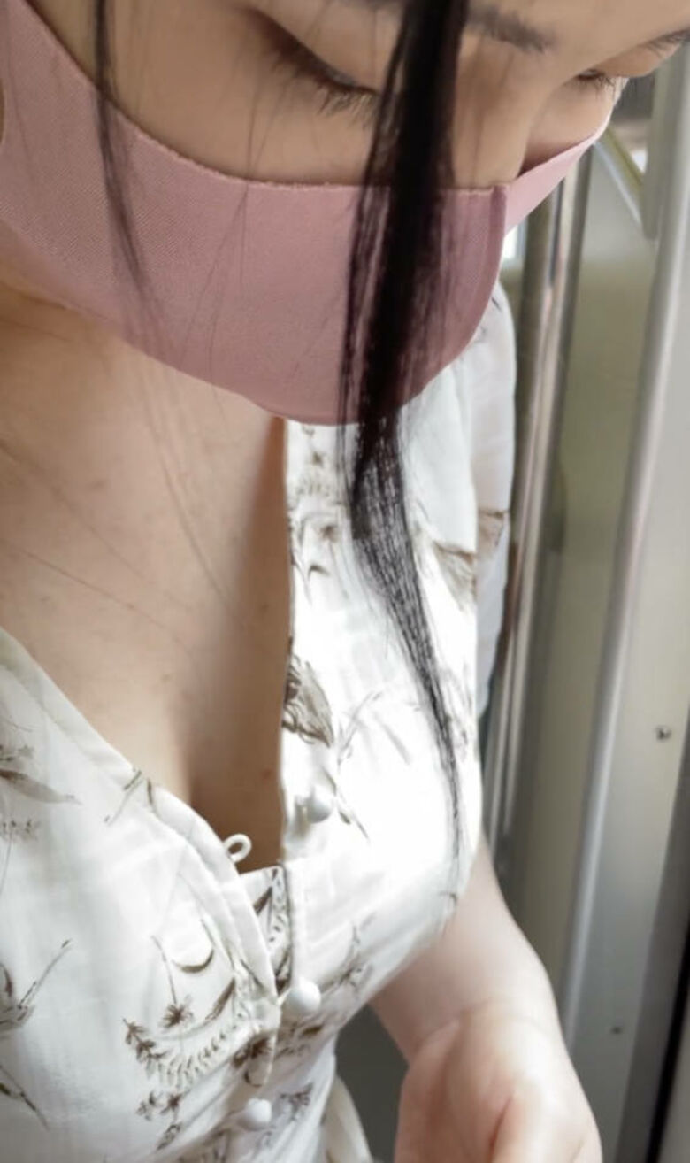 胸ちら動画像386枚!エロい胸チラ盗撮の巨乳人妻に素人JKおっぱい 乳首ポロリや谷間が抜ける!!【動画あり】035枚目