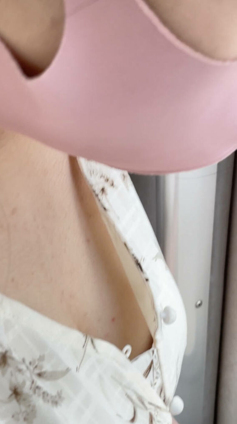 胸ちら動画像386枚!エロい胸チラ盗撮の巨乳人妻に素人JKおっぱい 乳首ポロリや谷間が抜ける!!【動画あり】036枚目