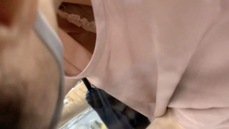 胸ちら動画像386枚!エロい胸チラ盗撮の巨乳人妻に素人JKおっぱい 乳首ポロリや谷間が抜ける!!【動画あり】051枚目