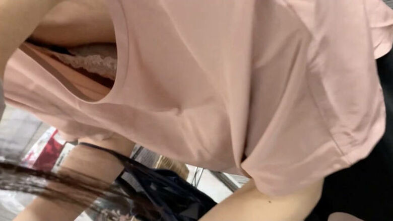 胸ちら動画像386枚!エロい胸チラ盗撮の巨乳人妻に素人JKおっぱい 乳首ポロリや谷間が抜ける!!【動画あり】052枚目