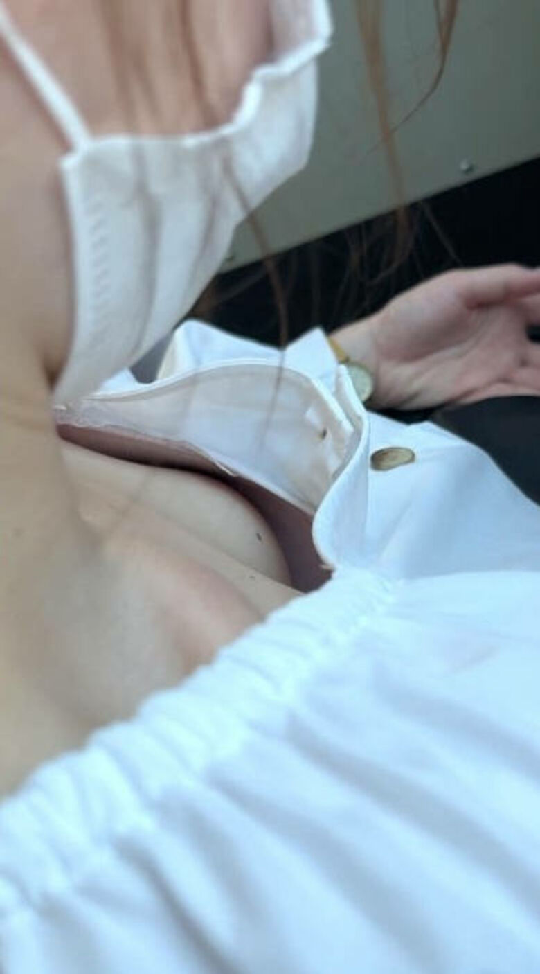 胸ちら動画像386枚!エロい胸チラ盗撮の巨乳人妻に素人JKおっぱい 乳首ポロリや谷間が抜ける!!【動画あり】055枚目