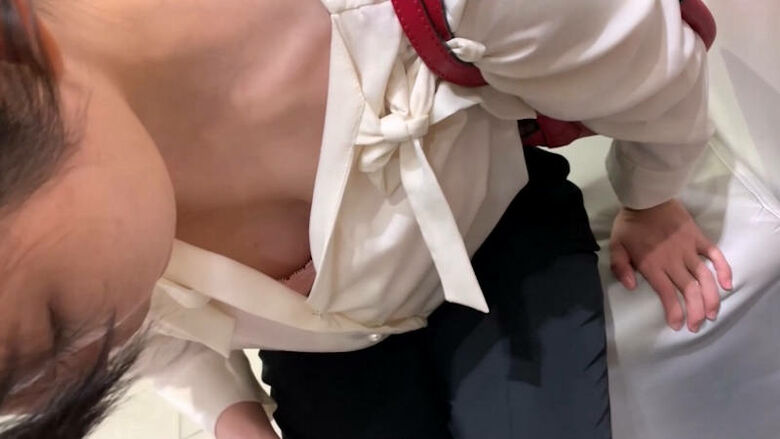 胸ちら動画像386枚!エロい胸チラ盗撮の巨乳人妻に素人JKおっぱい 乳首ポロリや谷間が抜ける!!【動画あり】059枚目