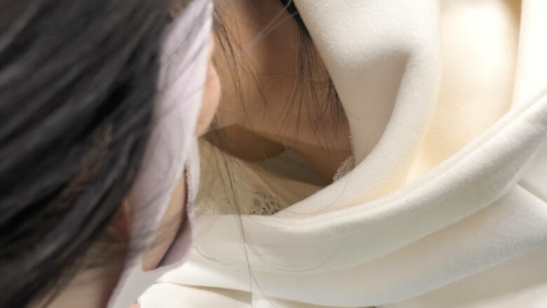 胸ちら動画像386枚!エロい胸チラ盗撮の巨乳人妻に素人JKおっぱい 乳首ポロリや谷間が抜ける!!【動画あり】074枚目