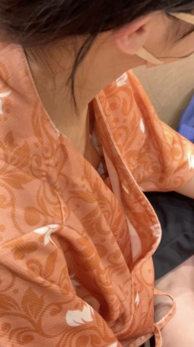 胸ちら動画像386枚!エロい胸チラ盗撮の巨乳人妻に素人JKおっぱい 乳首ポロリや谷間が抜ける!!【動画あり】078枚目