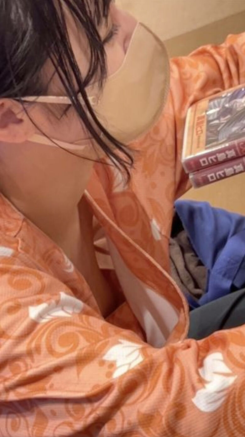 胸ちら動画像386枚!エロい胸チラ盗撮の巨乳人妻に素人JKおっぱい 乳首ポロリや谷間が抜ける!!【動画あり】082枚目