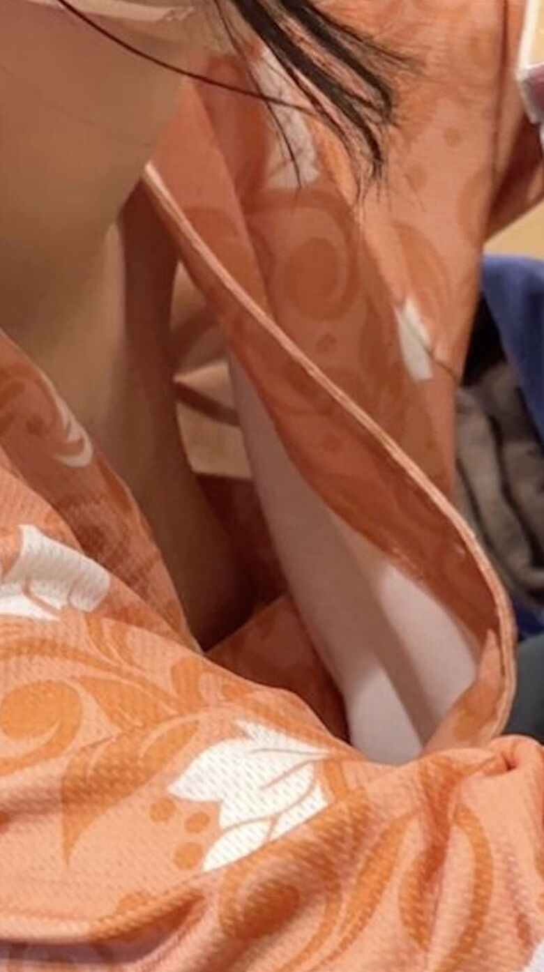 胸ちら動画像386枚!エロい胸チラ盗撮の巨乳人妻に素人JKおっぱい 乳首ポロリや谷間が抜ける!!【動画あり】083枚目