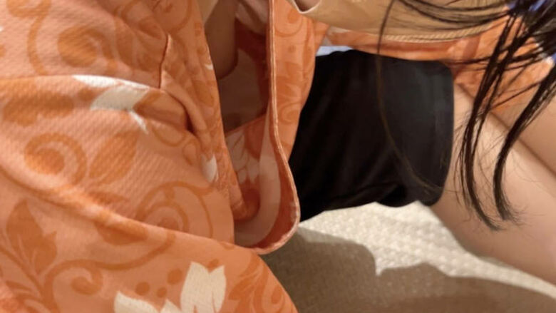 胸ちら動画像386枚!エロい胸チラ盗撮の巨乳人妻に素人JKおっぱい 乳首ポロリや谷間が抜ける!!【動画あり】084枚目
