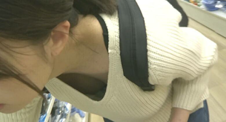胸ちら動画像386枚!エロい胸チラ盗撮の巨乳人妻に素人JKおっぱい 乳首ポロリや谷間が抜ける!!【動画あり】114枚目