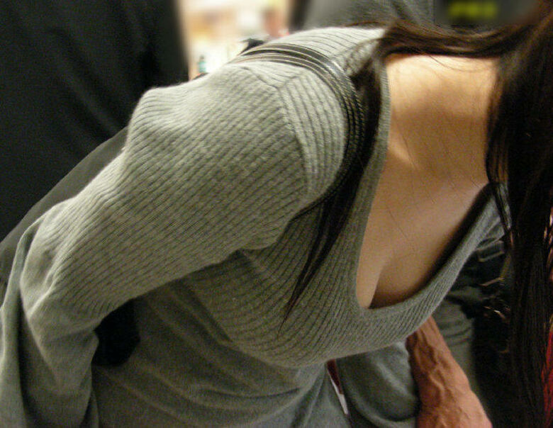 胸ちら動画像386枚!エロい胸チラ盗撮の巨乳人妻に素人JKおっぱい 乳首ポロリや谷間が抜ける!!【動画あり】136枚目