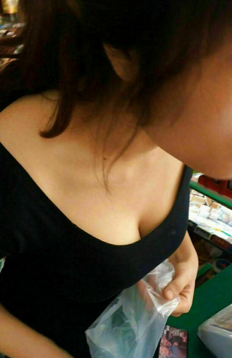 胸ちら動画像386枚!エロい胸チラ盗撮の巨乳人妻に素人JKおっぱい 乳首ポロリや谷間が抜ける!!【動画あり】148枚目