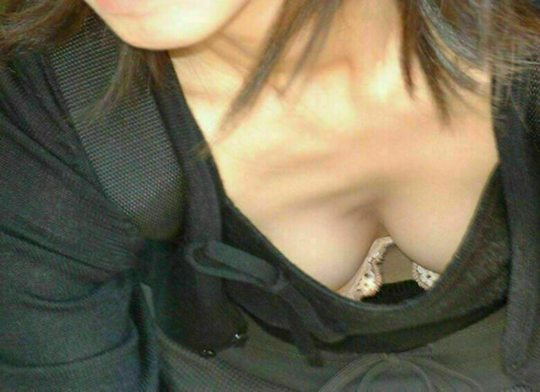 胸ちら動画像386枚!エロい胸チラ盗撮の巨乳人妻に素人JKおっぱい 乳首ポロリや谷間が抜ける!!【動画あり】149枚目