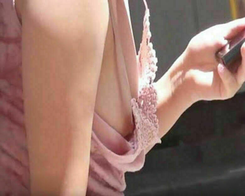 胸ちら動画像386枚!エロい胸チラ盗撮の巨乳人妻に素人JKおっぱい 乳首ポロリや谷間が抜ける!!【動画あり】153枚目