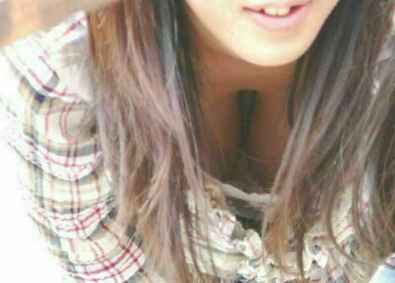 胸ちら動画像386枚!エロい胸チラ盗撮の巨乳人妻に素人JKおっぱい 乳首ポロリや谷間が抜ける!!【動画あり】157枚目