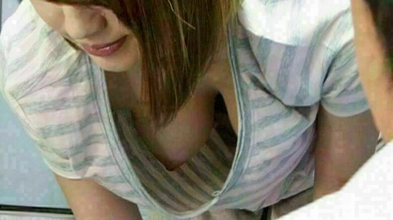 胸ちら動画像386枚!エロい胸チラ盗撮の巨乳人妻に素人JKおっぱい 乳首ポロリや谷間が抜ける!!【動画あり】158枚目