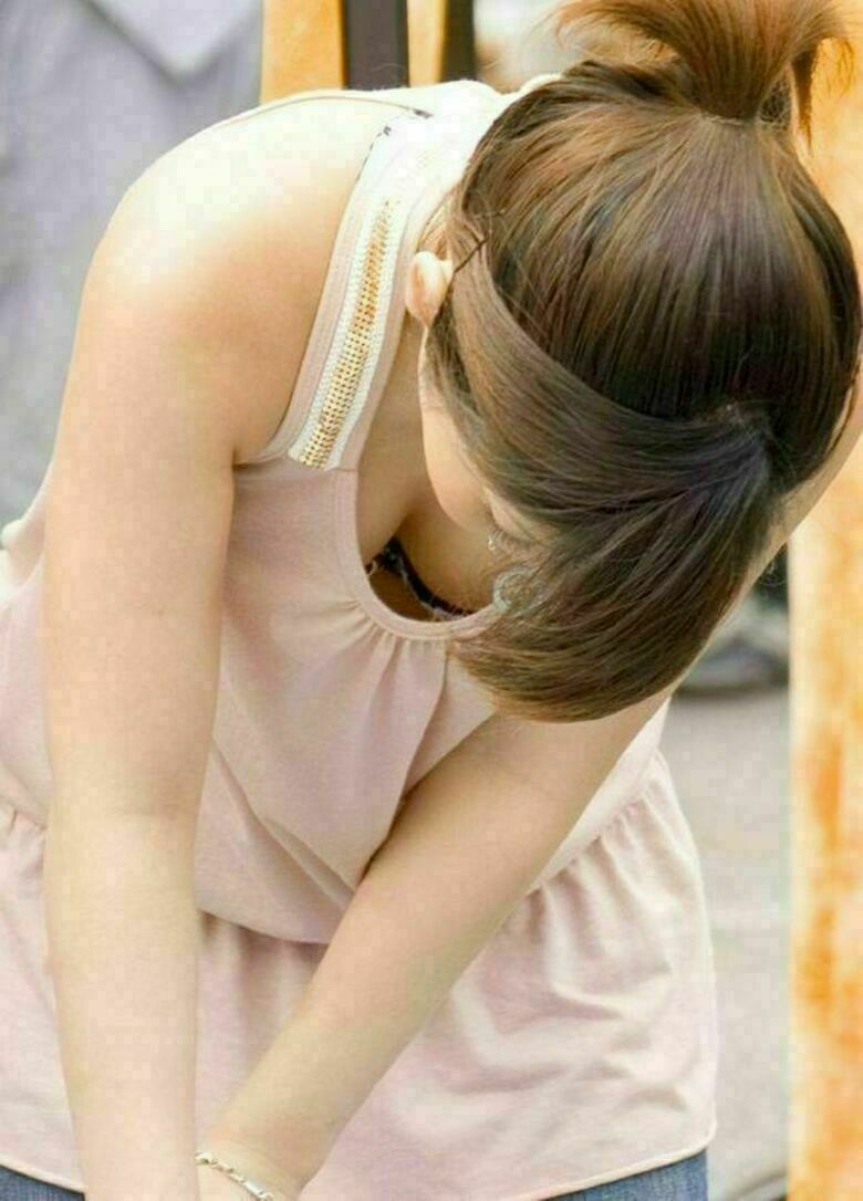 胸ちら動画像386枚!エロい胸チラ盗撮の巨乳人妻に素人JKおっぱい 乳首ポロリや谷間が抜ける!!【動画あり】160枚目