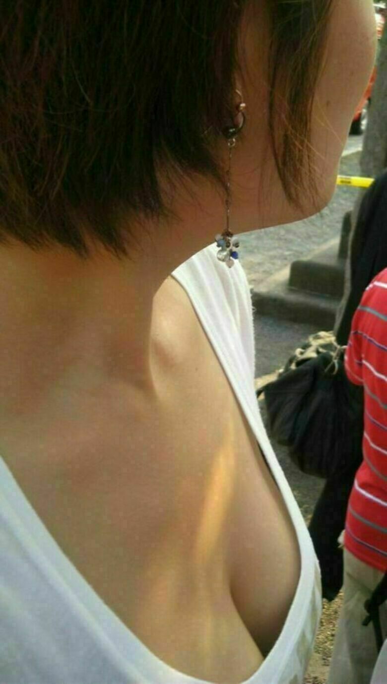 胸ちら動画像386枚!エロい胸チラ盗撮の巨乳人妻に素人JKおっぱい 乳首ポロリや谷間が抜ける!!【動画あり】187枚目