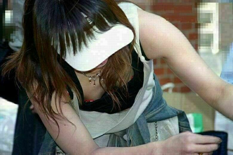 胸ちら動画像386枚!エロい胸チラ盗撮の巨乳人妻に素人JKおっぱい 乳首ポロリや谷間が抜ける!!【動画あり】196枚目
