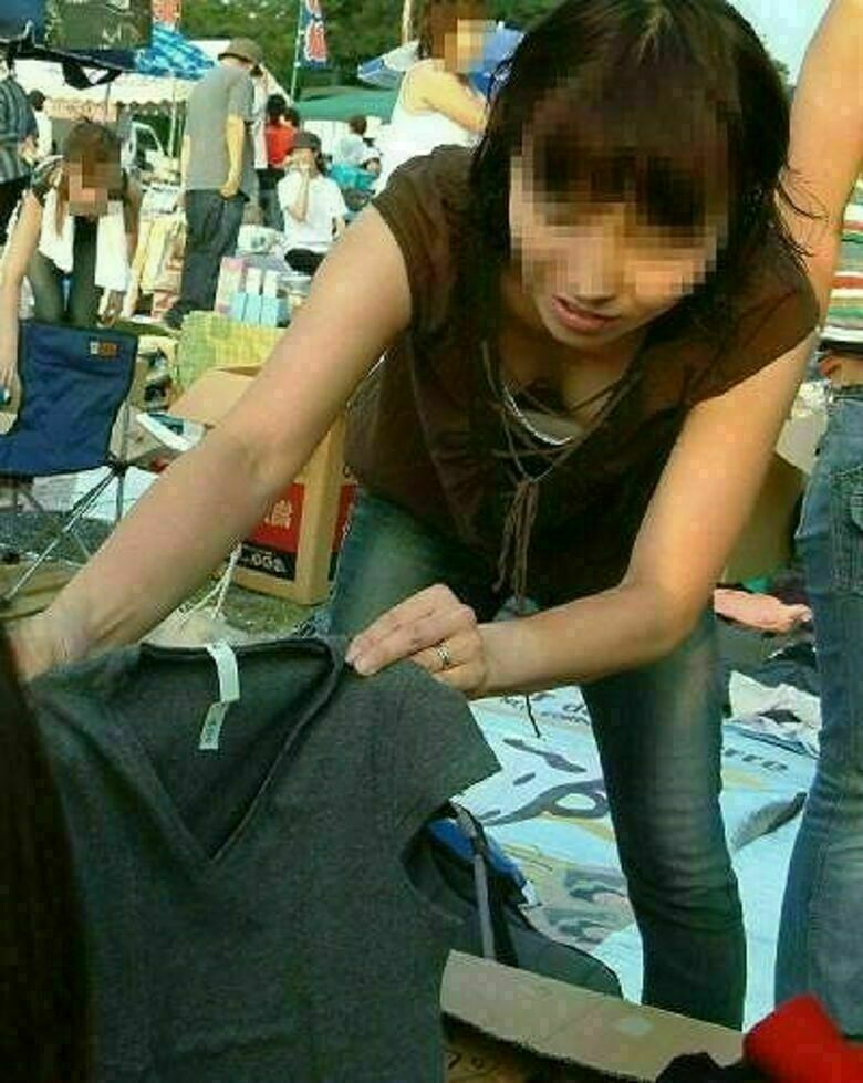 胸ちら動画像386枚!エロい胸チラ盗撮の巨乳人妻に素人JKおっぱい 乳首ポロリや谷間が抜ける!!【動画あり】197枚目