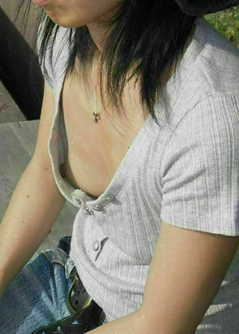 胸ちら動画像386枚!エロい胸チラ盗撮の巨乳人妻に素人JKおっぱい 乳首ポロリや谷間が抜ける!!【動画あり】209枚目