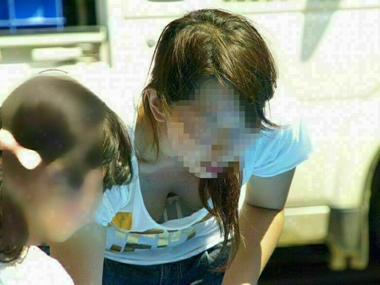 胸ちら動画像386枚!エロい胸チラ盗撮の巨乳人妻に素人JKおっぱい 乳首ポロリや谷間が抜ける!!【動画あり】211枚目