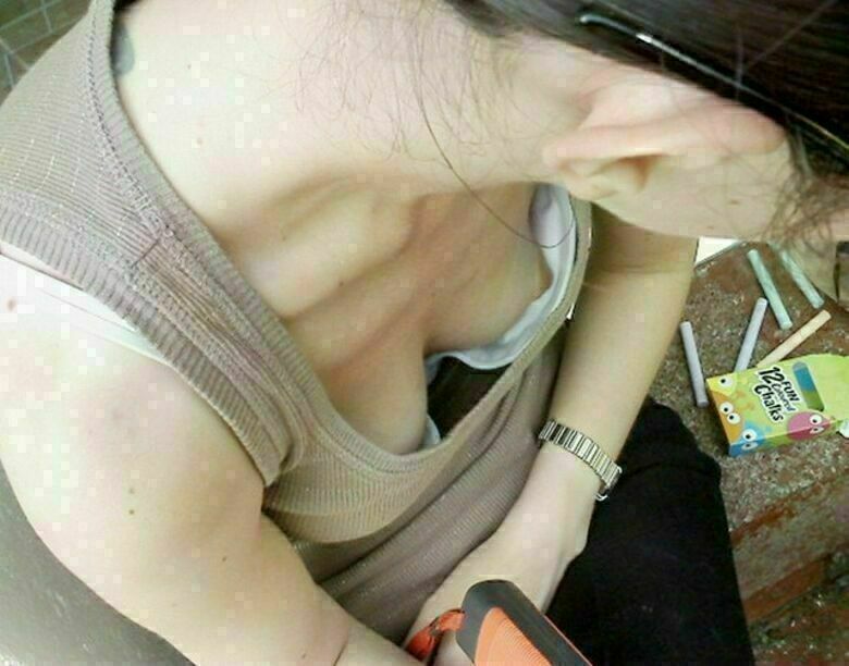 胸ちら動画像386枚!エロい胸チラ盗撮の巨乳人妻に素人JKおっぱい 乳首ポロリや谷間が抜ける!!【動画あり】213枚目