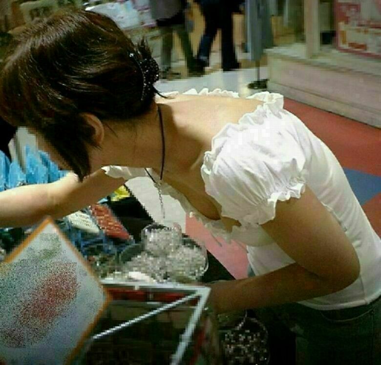 胸ちら動画像386枚!エロい胸チラ盗撮の巨乳人妻に素人JKおっぱい 乳首ポロリや谷間が抜ける!!【動画あり】219枚目