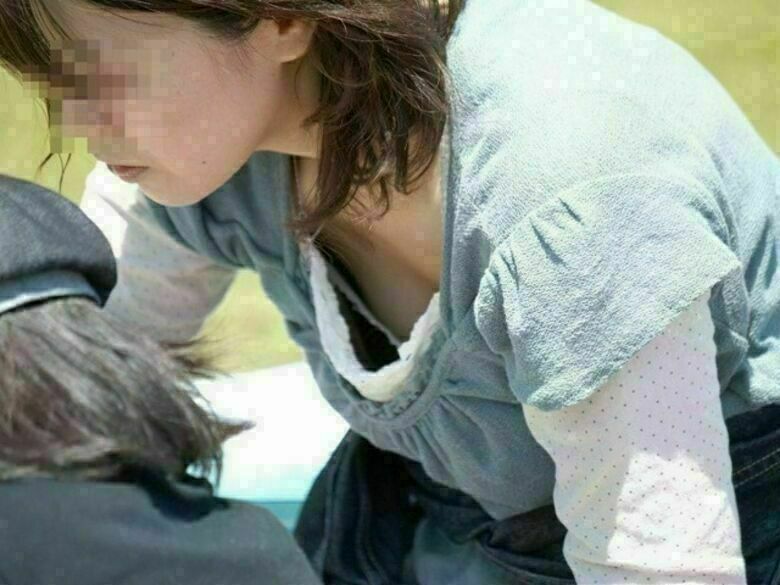胸ちら動画像386枚!エロい胸チラ盗撮の巨乳人妻に素人JKおっぱい 乳首ポロリや谷間が抜ける!!【動画あり】221枚目