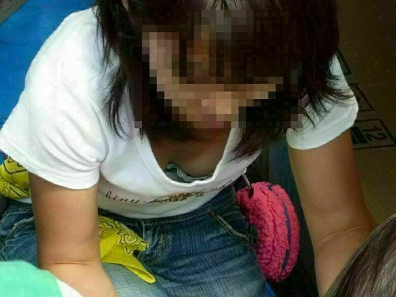 胸ちら動画像386枚!エロい胸チラ盗撮の巨乳人妻に素人JKおっぱい 乳首ポロリや谷間が抜ける!!【動画あり】222枚目