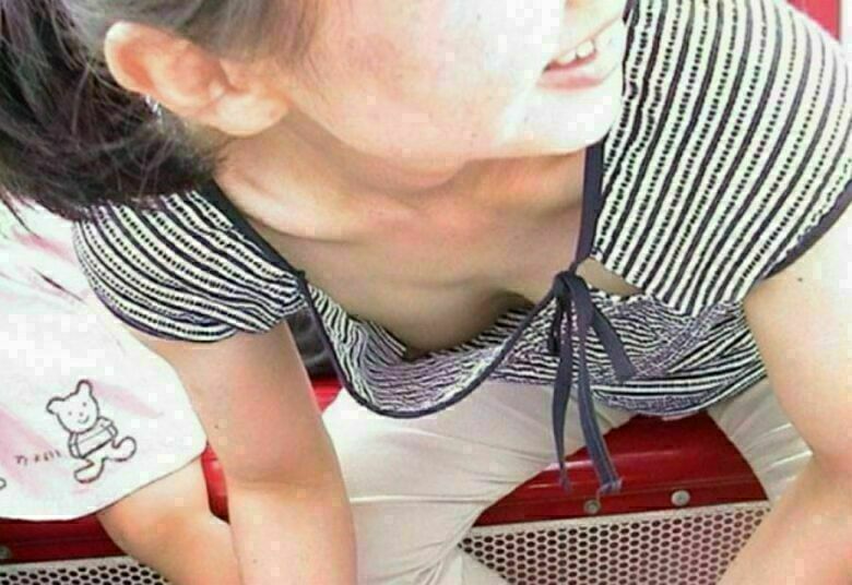 胸ちら動画像386枚!エロい胸チラ盗撮の巨乳人妻に素人JKおっぱい 乳首ポロリや谷間が抜ける!!【動画あり】225枚目