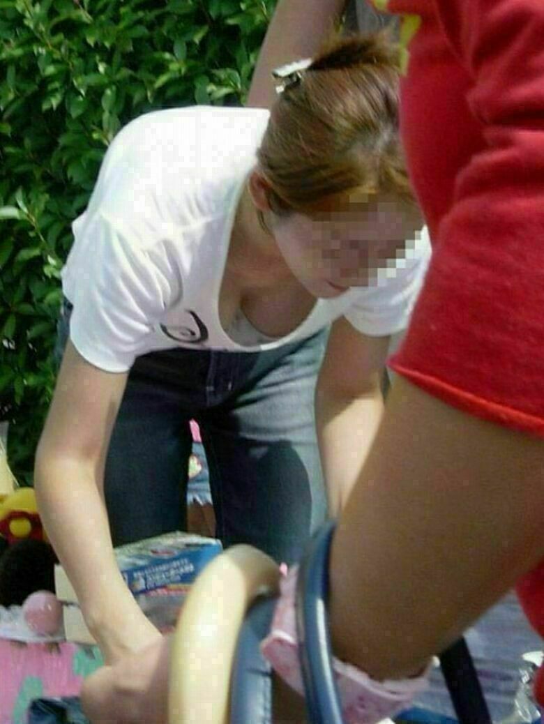 胸ちら動画像386枚!エロい胸チラ盗撮の巨乳人妻に素人JKおっぱい 乳首ポロリや谷間が抜ける!!【動画あり】229枚目
