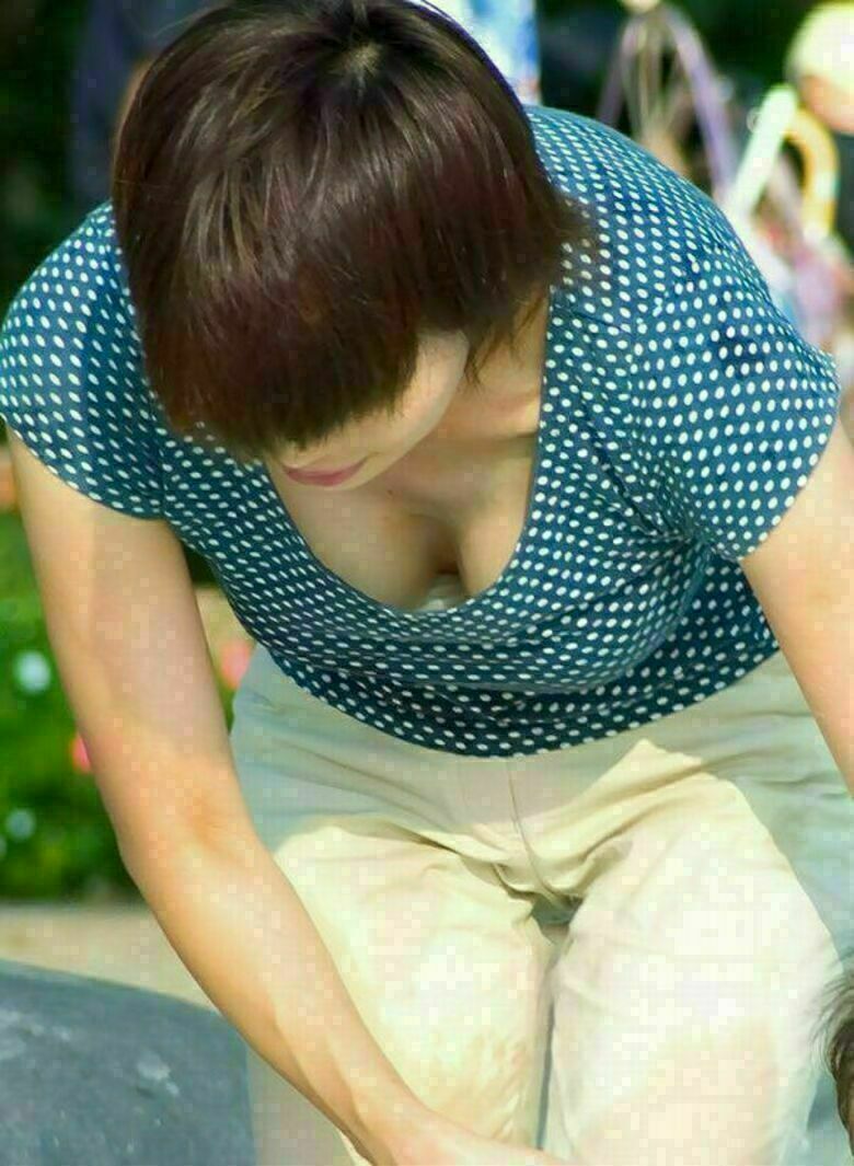 胸ちら動画像386枚!エロい胸チラ盗撮の巨乳人妻に素人JKおっぱい 乳首ポロリや谷間が抜ける!!【動画あり】233枚目