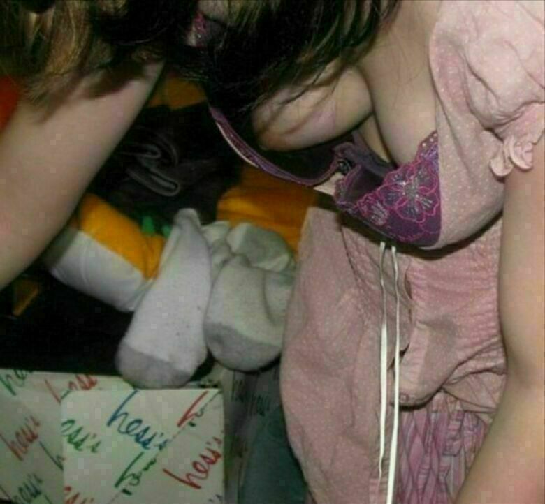 胸ちら動画像386枚!エロい胸チラ盗撮の巨乳人妻に素人JKおっぱい 乳首ポロリや谷間が抜ける!!【動画あり】235枚目