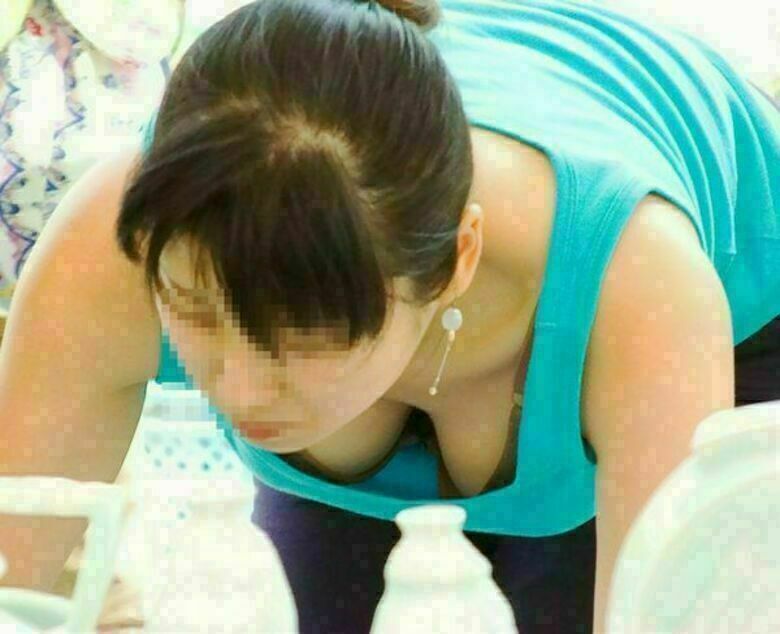 胸ちら動画像386枚!エロい胸チラ盗撮の巨乳人妻に素人JKおっぱい 乳首ポロリや谷間が抜ける!!【動画あり】238枚目