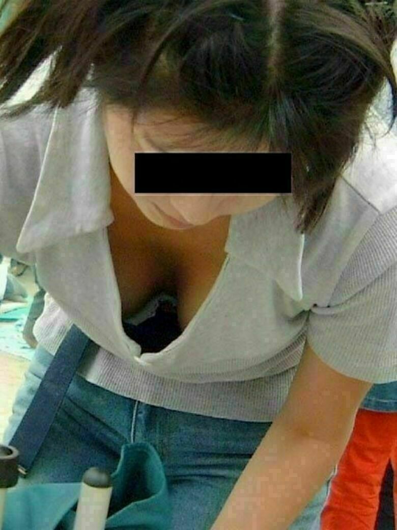 胸ちら動画像386枚!エロい胸チラ盗撮の巨乳人妻に素人JKおっぱい 乳首ポロリや谷間が抜ける!!【動画あり】240枚目