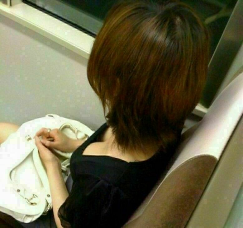 胸ちら動画像386枚!エロい胸チラ盗撮の巨乳人妻に素人JKおっぱい 乳首ポロリや谷間が抜ける!!【動画あり】241枚目