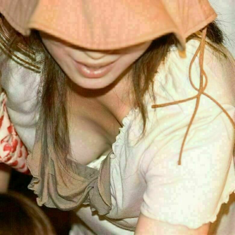 胸ちら動画像386枚!エロい胸チラ盗撮の巨乳人妻に素人JKおっぱい 乳首ポロリや谷間が抜ける!!【動画あり】244枚目