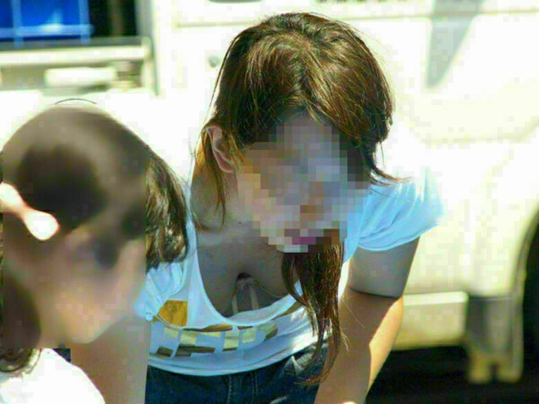 胸ちら動画像386枚!エロい胸チラ盗撮の巨乳人妻に素人JKおっぱい 乳首ポロリや谷間が抜ける!!【動画あり】248枚目