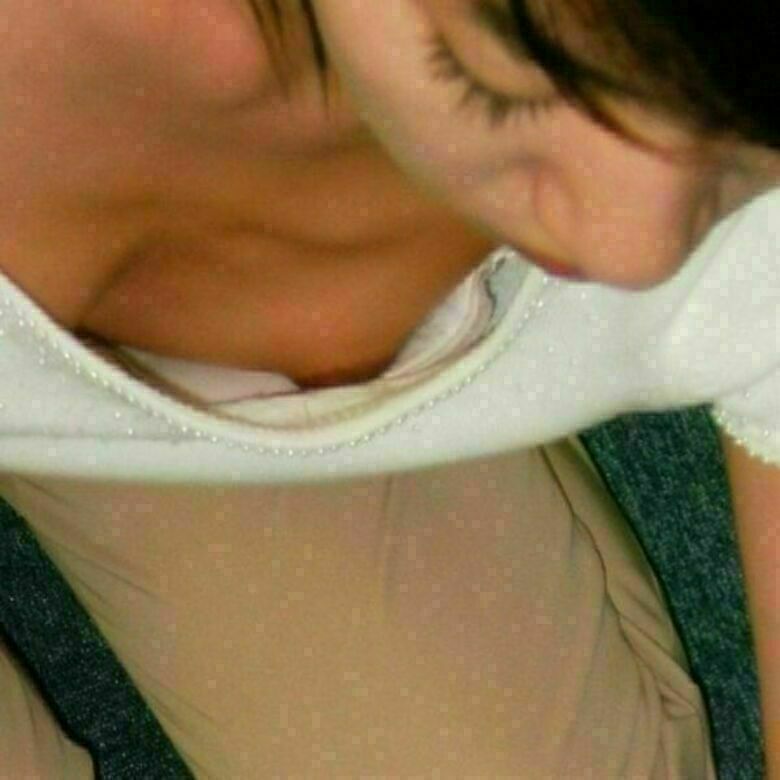 胸ちら動画像386枚!エロい胸チラ盗撮の巨乳人妻に素人JKおっぱい 乳首ポロリや谷間が抜ける!!【動画あり】250枚目