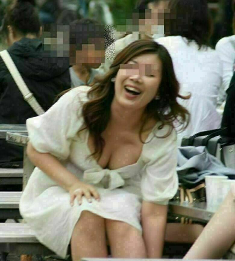 胸ちら動画像386枚!エロい胸チラ盗撮の巨乳人妻に素人JKおっぱい 乳首ポロリや谷間が抜ける!!【動画あり】251枚目