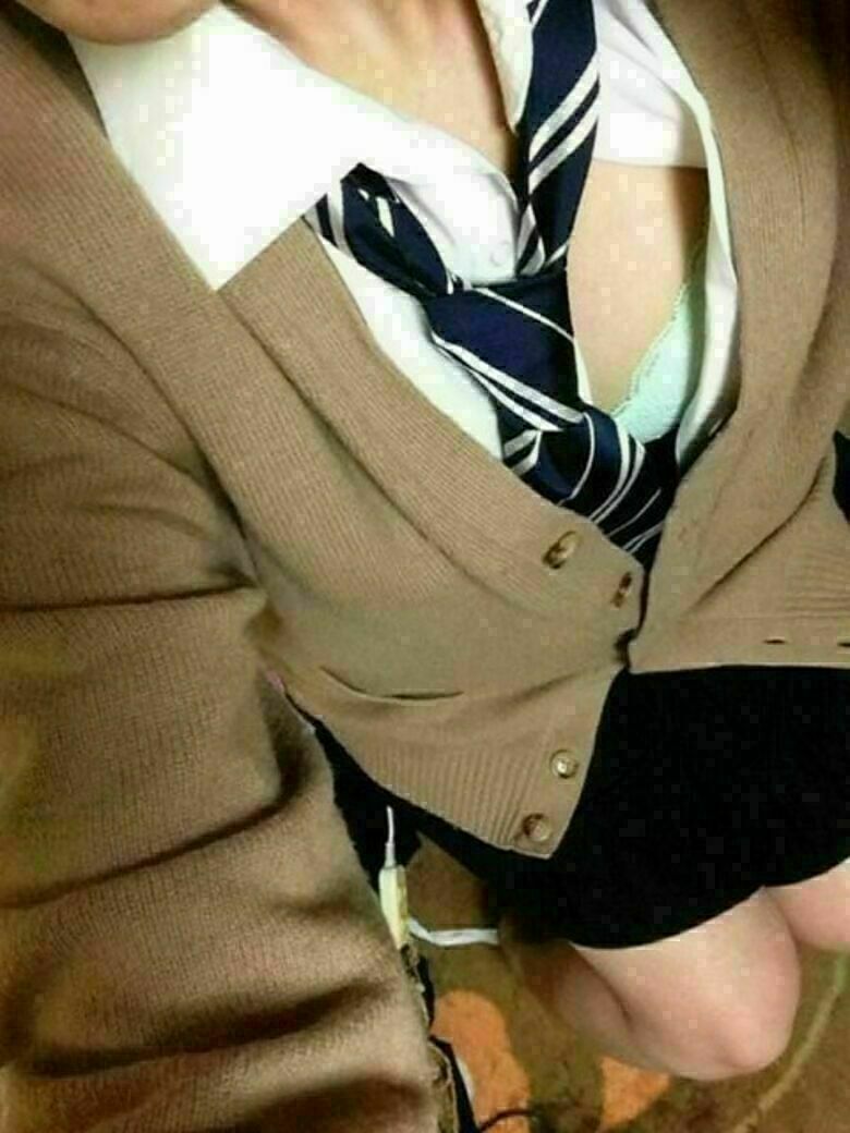 胸ちら動画像386枚!エロい胸チラ盗撮の巨乳人妻に素人JKおっぱい 乳首ポロリや谷間が抜ける!!【動画あり】261枚目