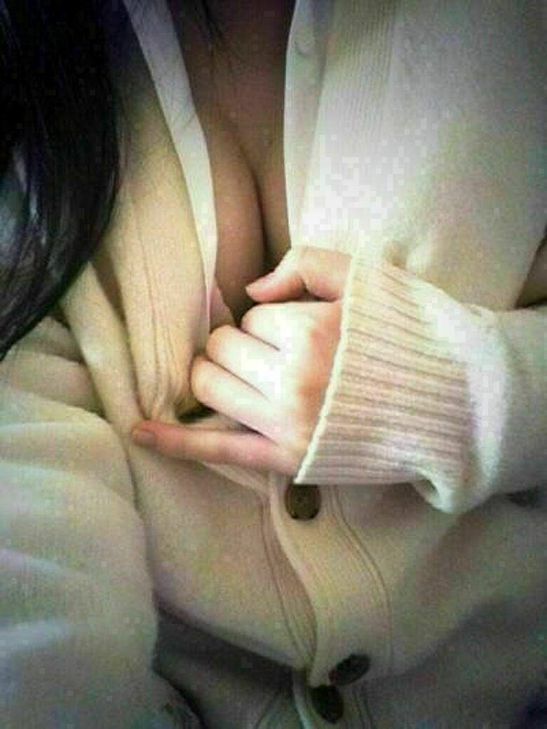 胸ちら動画像386枚!エロい胸チラ盗撮の巨乳人妻に素人JKおっぱい 乳首ポロリや谷間が抜ける!!【動画あり】271枚目